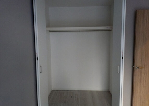 【ウォークインクローゼット】ウォークインクローゼットがあれば、クローゼット内でコーディネートが完成できますし、季節の変わり目に行う衣替えの手間も省けます。また、スーツケースなど大きいものもしまうことができ使い勝手がよいです。