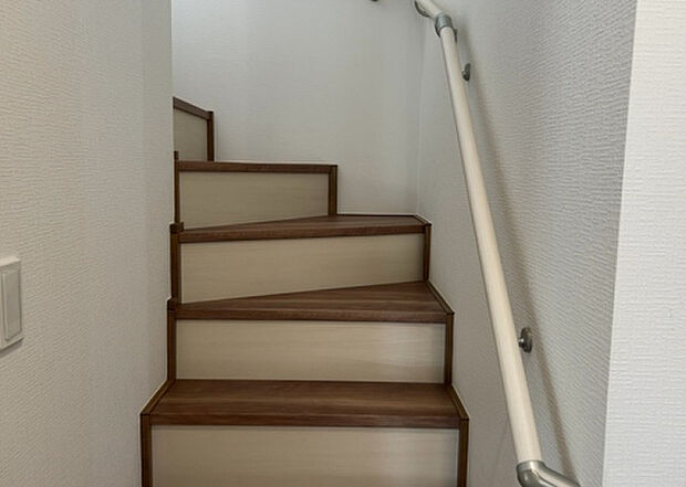 【内装】建物の上下階の通路である階段は、その位置によって動線や室内の印象が大きく左右されます。手摺にも重要な役割があり、転倒の防止・歩行や動作を円滑にして日常生活を支えることを主な目的として設置されています。