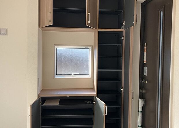 【玄関収納】玄関収納は、靴や傘、コートなどをスッキリと収納できるだけでなく、来客時に見せる顔となるため、家の顔とも言えます。収納量だけでなく、デザイン性も重視したいところです。ミラー付きの収納であれば、外出前の身だしなみチェックにも便利です。