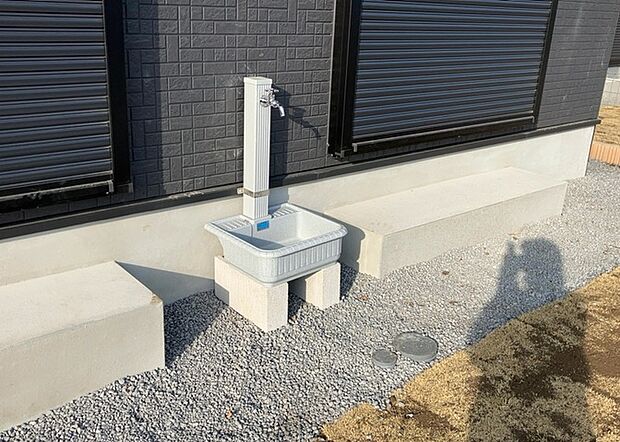 【外水栓】外水栓は、庭の水やりや洗車など、様々な用途に使える便利な設備です。ホースがしっかりと接続できるもの、水圧が安定しているものなど、使い勝手の良いものを選びましょう。また、凍結防止機能が付いているものなら、冬場でも安心して使用できます。