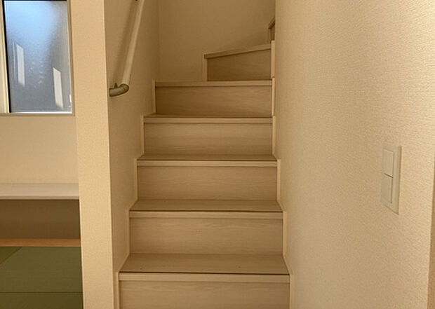 【内装】建物の上下階の通路である階段は、その位置によって動線や室内の印象が大きく左右されます。手摺にも重要な役割があり、転倒の防止・歩行や動作を円滑にして日常生活を支えることを主な目的として設置されています。