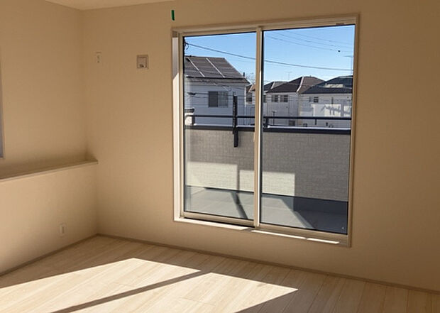 【洋室】洋室のメリットは重い家具が置きやすく、身の回りが整理しやすいことです。 床がフローリングのため畳とは異なり凹みにくいです。 クローゼットなど収納が豊富で、普段使わない旅行カバンや服の整頓も簡単にです。