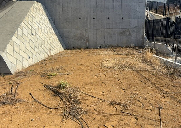 【外観_3】現地に行くなら、物件の周囲の地形がどうなっているかを見ることも大切です。周辺より低くなっている土地では、大雨などで水が集まりやすいため、地盤が弱くなっているということも考えられるため、注意が必要です。