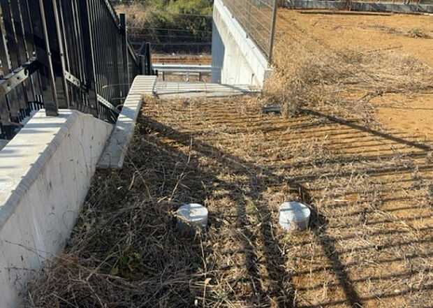 【庭_2】庭のある家に住むことのメリットとして、子どもたちの遊び場を確保できること、ガーデニングや家庭菜園を楽しめること、明るさを確保できることがあります。また、配置を工夫することでプライバシーが確保できます。