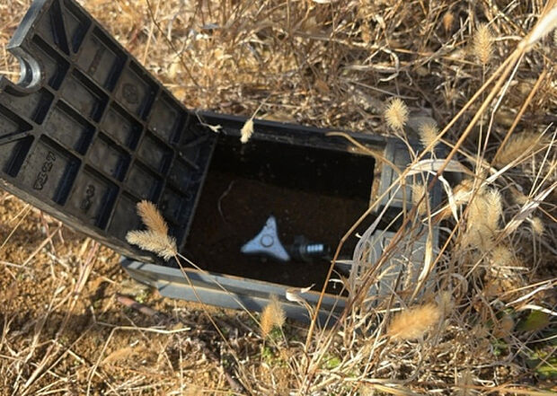 【その他設備】敷地内には、散水栓や立水栓があります。水道水を直接利用できるため、水を運ぶ手間を省くことが出来ます。大量の水を必要とする洗車作業や清掃などに役立ちます。その他設備とあわせて、現地でご確認ください。