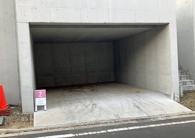 【駐車場_2】駐車場と明記されていても、最小スペースでつくられた駐車場だと大型車は駐車できなかったり、出入りしにくくなったりする可能性があります。お車のサイズと購入したい物件の駐車場のサイズを現地で確認しましょう。