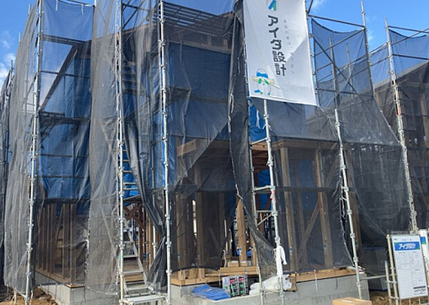 【外観_3】現地に行くなら、物件の周囲の地形がどうなっているかを見ることも大切です。周辺より低くなっている土地では、大雨などで水が集まりやすいため、地盤が弱くなっているということも考えられるため、注意が必要です。