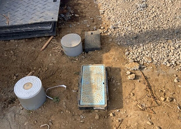 【その他設備】敷地内には、散水栓や立水栓があります。水道水を直接利用できるため、水を運ぶ手間を省くことが出来ます。大量の水を必要とする洗車作業や清掃などに役立ちます。その他設備とあわせて、現地でご確認ください。