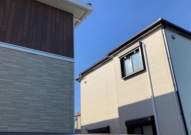 【外観_3】現地に行くなら、物件の周囲の地形がどうなっているかを見ることも大切です。周辺より低くなっている土地では、大雨などで水が集まりやすいため、地盤が弱くなっているということも考えられるため、注意が必要です。