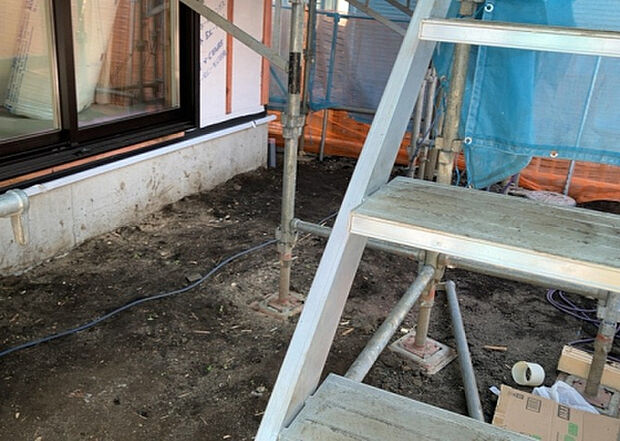 【庭_2】庭のある家に住むことのメリットとして、子どもたちの遊び場を確保できること、ガーデニングや家庭菜園を楽しめること、明るさを確保できることがあります。また、配置を工夫することでプライバシーが確保できます。