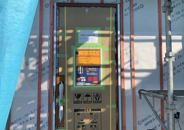 【玄関】玄関は家の顔でもあり、家族以外の目にも止まる場所です。玄関は外との間を仕切る扉、靴などをしまっておく収納スペース、靴脱ぎのたたきスペース、来客とのやり取りをするドアホンなど複数のアイテムからなります。