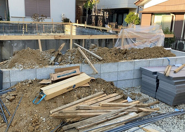 【庭_2】庭のある家に住むことのメリットとして、子どもたちの遊び場を確保できること、ガーデニングや家庭菜園を楽しめること、明るさを確保できることがあります。また、配置を工夫することでプライバシーが確保できます。