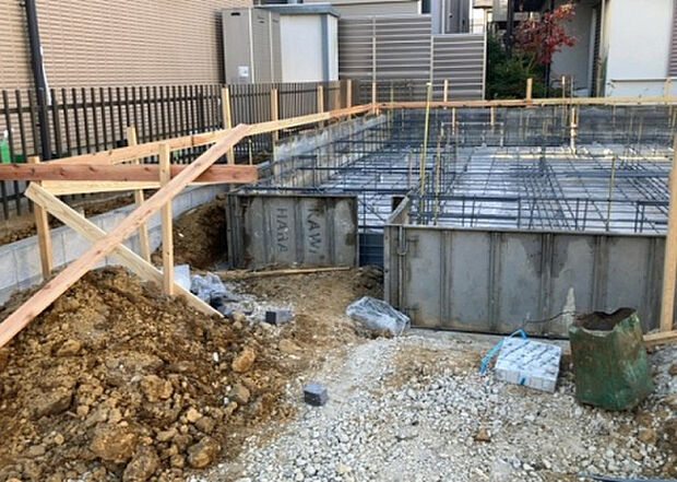 【玄関】玄関は家の顔でもあり、家族以外の目にも止まる場所です。玄関は外との間を仕切る扉、靴などをしまっておく収納スペース、靴脱ぎのたたきスペース、来客とのやり取りをするドアホンなど複数のアイテムからなります。