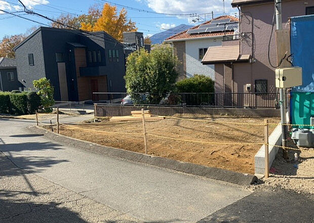 【外観_3】現地に行くなら、物件の周囲の地形がどうなっているかを見ることも大切です。周辺より低くなっている土地では、大雨などで水が集まりやすいため、地盤が弱くなっているということも考えられるため、注意が必要です。