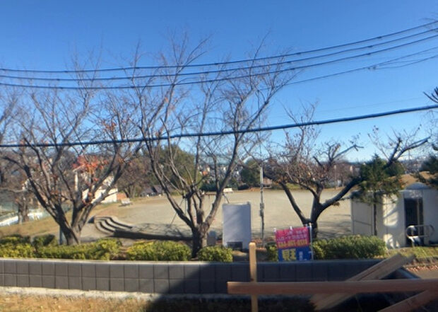 【物件からの展望_2】眺望を気にして物件を探す場合、前面に建物が建っていないか現地で確認しましょう！前面に建物があると景色はもちろん、日当たりや風通しにも影響が出てきます。住んだ時のことを想像しながら現地見学をしましょう。