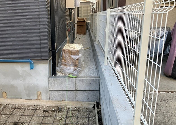 【庭_2】庭のある家に住むことのメリットとして、子どもたちの遊び場を確保できること、ガーデニングや家庭菜園を楽しめること、明るさを確保できることがあります。また、配置を工夫することでプライバシーが確保できます。