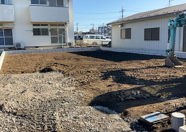 【構造・工法・仕様_2】ベタ基礎とは、柱の位置に関係なく全体に基礎がある事を指し、面積が大きい分建物の重さを全体に分散できます。また、地面からの湿気や害虫を遮断でき、木造住宅で心配されるシロアリ被害を防ぐ効果も期待できます。