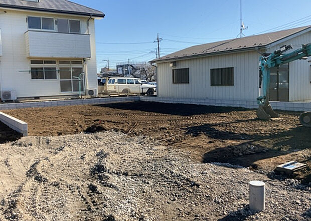 【庭_2】庭のある家に住むことのメリットとして、子どもたちの遊び場を確保できること、ガーデニングや家庭菜園を楽しめること、明るさを確保できることがあります。また、配置を工夫することでプライバシーが確保できます。