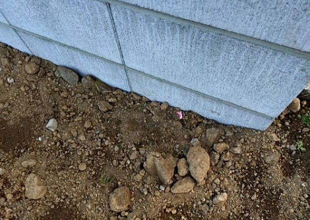 【構造・工法・仕様_2】ベタ基礎とは、柱の位置に関係なく全体に基礎がある事を指し、面積が大きい分建物の重さを全体に分散できます。また、地面からの湿気や害虫を遮断でき、木造住宅で心配されるシロアリ被害を防ぐ効果も期待できます。