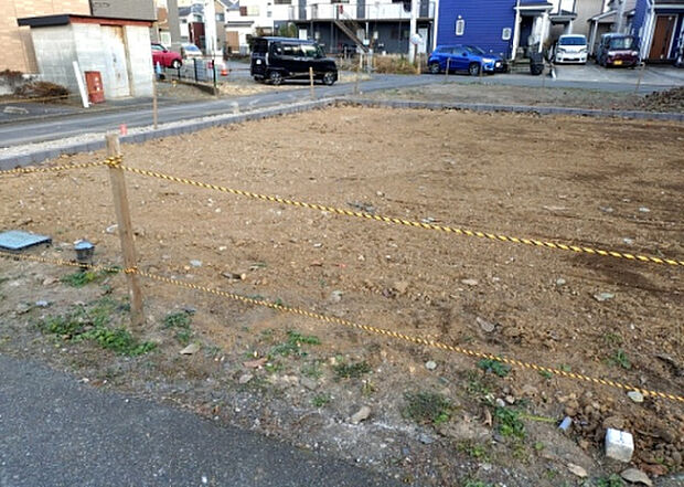 【玄関】玄関は家の顔でもあり、家族以外の目にも止まる場所です。玄関は外との間を仕切る扉、靴などをしまっておく収納スペース、靴脱ぎのたたきスペース、来客とのやり取りをするドアホンなど複数のアイテムからなります。