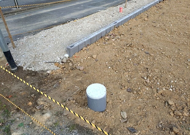 【その他設備】敷地内には、散水栓や立水栓があります。水道水を直接利用できるため、水を運ぶ手間を省くことが出来ます。大量の水を必要とする洗車作業や清掃などに役立ちます。その他設備とあわせて、現地でご確認ください。