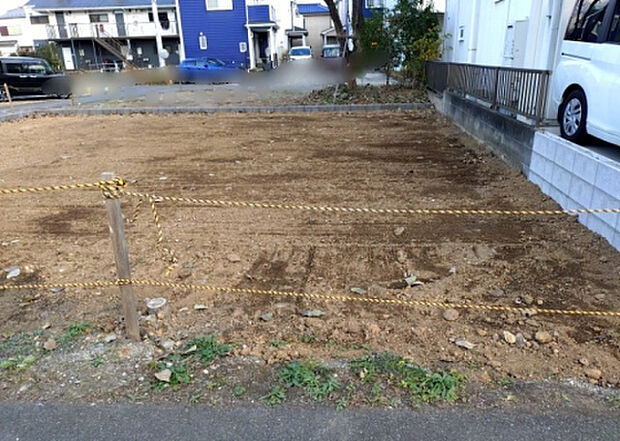 【駐車場_2】駐車場と明記されていても、最小スペースでつくられた駐車場だと大型車は駐車できなかったり、出入りしにくくなったりする可能性があります。お車のサイズと購入したい物件の駐車場のサイズを現地で確認しましょう。