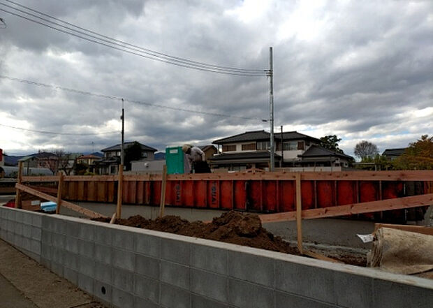 【外観_3】現地に行くなら、物件の周囲の地形がどうなっているかを見ることも大切です。周辺より低くなっている土地では、大雨などで水が集まりやすいため、地盤が弱くなっているということも考えられるため、注意が必要です。