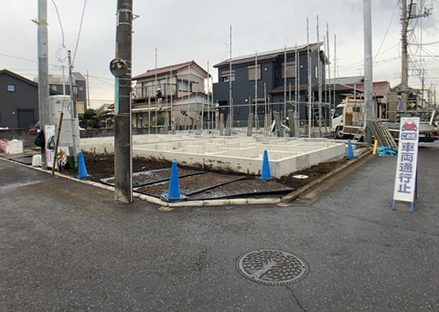 【庭_2】庭のある家に住むことのメリットとして、子どもたちの遊び場を確保できること、ガーデニングや家庭菜園を楽しめること、明るさを確保できることがあります。また、配置を工夫することでプライバシーが確保できます。