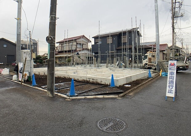 【玄関】玄関は家の顔でもあり、家族以外の目にも止まる場所です。玄関は外との間を仕切る扉、靴などをしまっておく収納スペース、靴脱ぎのたたきスペース、来客とのやり取りをするドアホンなど複数のアイテムからなります。