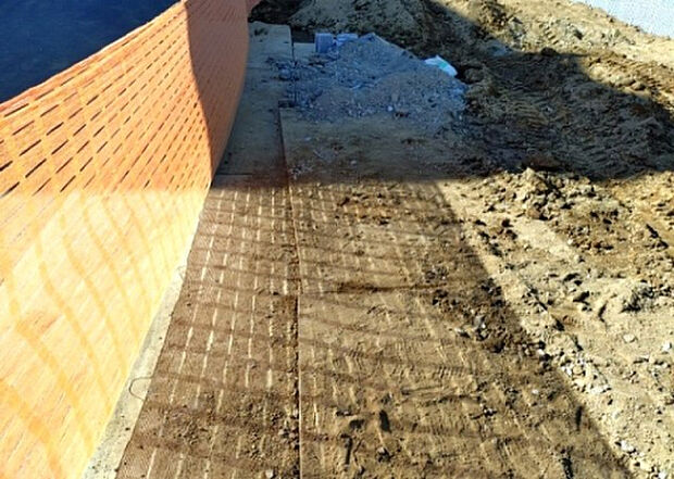 【その他設備】敷地内には、散水栓や立水栓があります。水道水を直接利用できるため、水を運ぶ手間を省くことが出来ます。大量の水を必要とする洗車作業や清掃などに役立ちます。その他設備とあわせて、現地でご確認ください。