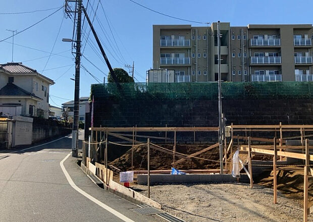 【物件からの展望_2】眺望を気にして物件を探す場合、前面に建物が建っていないか現地で確認しましょう！前面に建物があると景色はもちろん、日当たりや風通しにも影響が出てきます。住んだ時のことを想像しながら現地見学をしましょう。