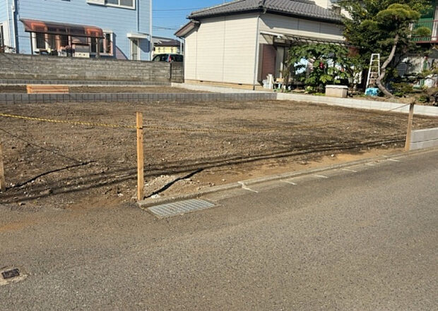 【外観_3】現地に行くなら、物件の周囲の地形がどうなっているかを見ることも大切です。周辺より低くなっている土地では、大雨などで水が集まりやすいため、地盤が弱くなっているということも考えられるため、注意が必要です。