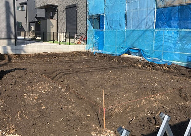 【構造・工法・仕様_2】ベタ基礎とは、柱の位置に関係なく全体に基礎がある事を指し、面積が大きい分建物の重さを全体に分散できます。また、地面からの湿気や害虫を遮断でき、木造住宅で心配されるシロアリ被害を防ぐ効果も期待できます。