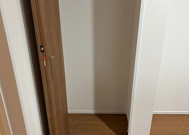 【キッチン床下収納】キッチン床下収納は、調理器具や食器などをスッキリと収納できる便利なスペースです。収納量が多いもの、引き出しがスムーズに開閉するものなど、使い勝手の良いものを選ぶことが大切です。また、湿気がこもりやすい場所なので、通気性の良いものを選ぶこともおすすめです。