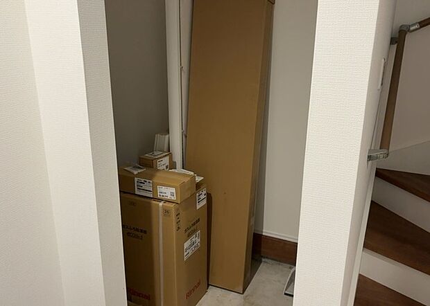 【玄関収納】玄関収納は、靴や傘、コートなどをスッキリと収納できるだけでなく、来客時に見せる顔となるため、家の顔とも言えます。収納量だけでなく、デザイン性も重視したいところです。ミラー付きの収納であれば、外出前の身だしなみチェックにも便利です。