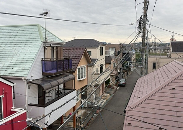 【物件からの展望】眺望を気にして物件を探す場合、前面に建物が建っていないか現地で確認しましょう！前面に建物があると景色はもちろん、日当たりや風通しにも影響が出てきます。住んだ時のことを想像しながら現地見学をしましょう。