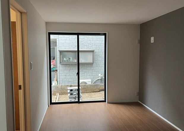 【洋室】洋室のメリットは重い家具が置きやすく、身の回りが整理しやすいことです。 床がフローリングのため畳とは異なり凹みにくいです。 クローゼットなど収納が豊富で、普段使わない旅行カバンや服の整頓も簡単にです。