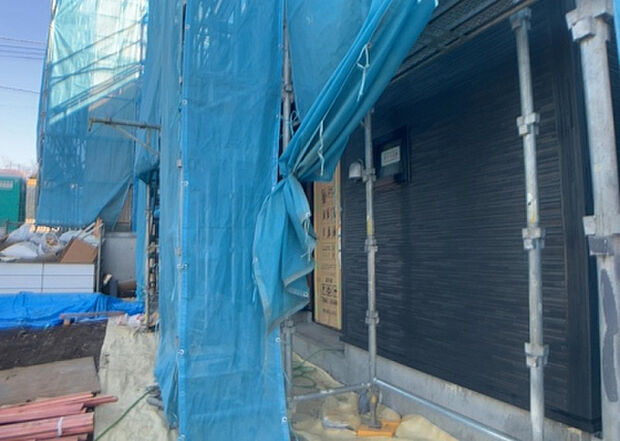 【玄関】玄関は家の顔でもあり、家族以外の目にも止まる場所です。玄関は外との間を仕切る扉、靴などをしまっておく収納スペース、靴脱ぎのたたきスペース、来客とのやり取りをするドアホンなど複数のアイテムからなります。