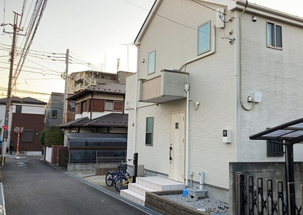 【物件からの展望_2】眺望を気にして物件を探す場合、前面に建物が建っていないか現地で確認しましょう！前面に建物があると景色はもちろん、日当たりや風通しにも影響が出てきます。住んだ時のことを想像しながら現地見学をしましょう。