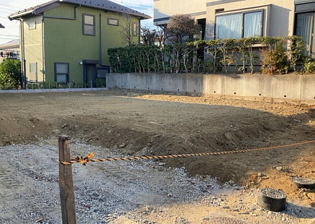 【玄関_2】玄関は、狭すぎると複数人で使いにくく、広すぎても無駄な空間になりがちです。最低2畳を目安にして、家の広さとの兼ね合いや家族の人数を考慮して決めるとよいでしょう。現地を見学して快適な玄関を選びましょう！