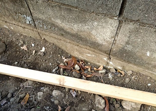 【構造・工法・仕様_2】ベタ基礎とは、柱の位置に関係なく全体に基礎がある事を指し、面積が大きい分建物の重さを全体に分散できます。また、地面からの湿気や害虫を遮断でき、木造住宅で心配されるシロアリ被害を防ぐ効果も期待できます。