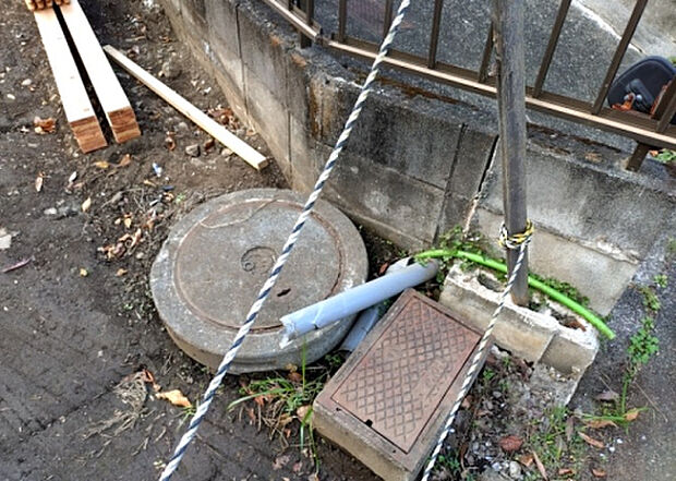 【その他設備】敷地内には、散水栓や立水栓があります。水道水を直接利用できるため、水を運ぶ手間を省くことが出来ます。大量の水を必要とする洗車作業や清掃などに役立ちます。その他設備とあわせて、現地でご確認ください。