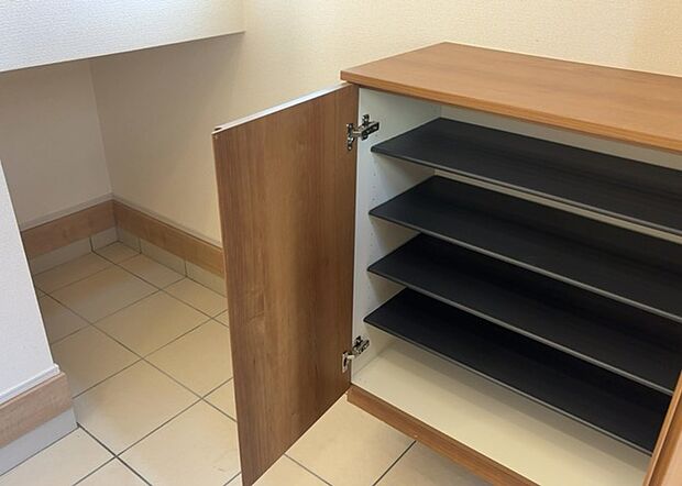 【玄関収納】玄関収納は、靴や傘、コートなどをスッキリと収納できるだけでなく、来客時に見せる顔となるため、家の顔とも言えます。収納量だけでなく、デザイン性も重視したいところです。ミラー付きの収納であれば、外出前の身だしなみチェックにも便利です。