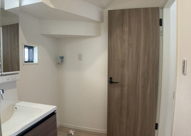 【脱衣場】多くの戸建て住宅で見かける洗面脱衣所は、洗面台と洗濯機が2畳ほどのスペースに並べられていて、洗面所が脱衣所を兼ね備えている間取りが一般的です。お客様が利用することもある、パブリックな空間でもあります。