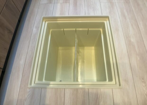【キッチン床下収納】キッチン床下収納は、調理器具や食器などをスッキリと収納できる便利なスペースです。収納量が多いもの、引き出しがスムーズに開閉するものなど、使い勝手の良いものを選ぶことが大切です。また、湿気がこもりやすい場所なので、通気性の良いものを選ぶこともおすすめです。