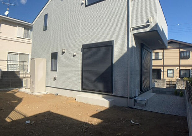 【庭】庭があることでガーデニングや家庭菜園はもちろん、こどもの遊び場やペットを放して遊ぶことができます。また、家の周囲に余裕があるということです。隣地との間があれば、十分な日当たりと、風通しが確保できます。