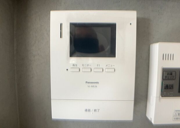 【ＴＶモニター付きインターホン】TVモニター付きインターホンは、来訪者の顔を確認できるだけでなく、音声でやり取りすることもできるため、セキュリティ面で安心できる設備です。モニター画面が大きく見やすいもの、夜間でも来訪者をしっかりと確認できるものなど、機能性を重視したいところです。