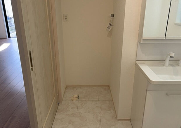 【ランドリースペース】ランドリースペースも気になります。洗濯機置場があり「洗う、干す、取り込む、アイロンがけ、たたむ」など、洗濯に関する家事をするための空間です。広さや収納など付帯設備も含めて、詳細は現地でご確認ください。