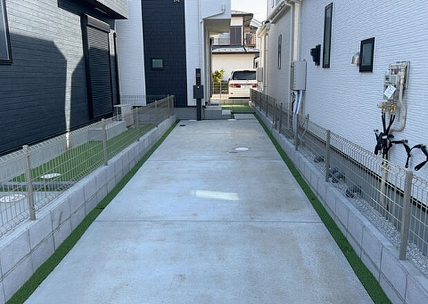 【駐車場】駐車場と明記されていても、最小スペースでつくられた駐車場だと大型車は駐車できなかったり、出入りしにくくなったりする可能性があります。お車のサイズと購入したい物件の駐車場のサイズを現地で確認しましょう。