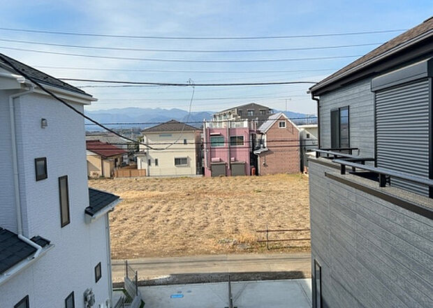 【物件からの展望】眺望を気にして物件を探す場合、前面に建物が建っていないか現地で確認しましょう！前面に建物があると景色はもちろん、日当たりや風通しにも影響が出てきます。住んだ時のことを想像しながら現地見学をしましょう。